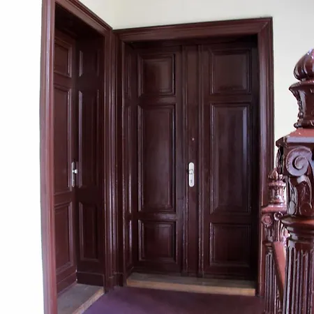 Leon Apartment *